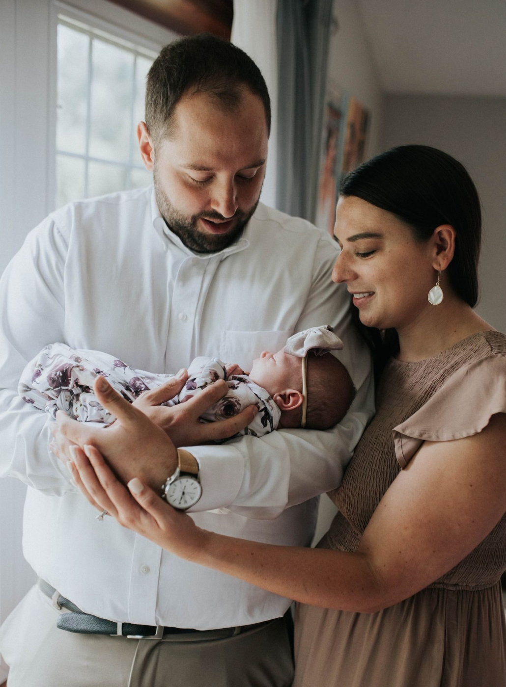 Jeune femme de l’équipe qui tient une grenouillère pour bébé OneTrust 